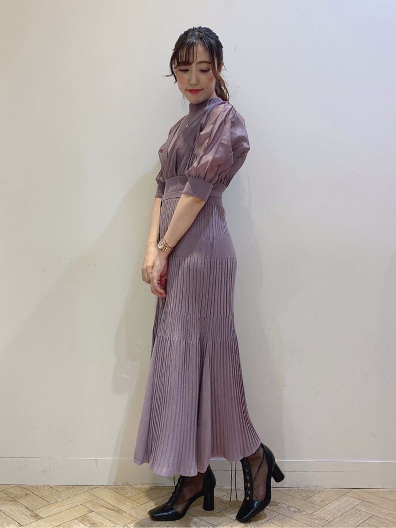 パープル系のワンピース、ブラック系のその他シューズを着用したレディースの春コーディネートの5枚目の写真