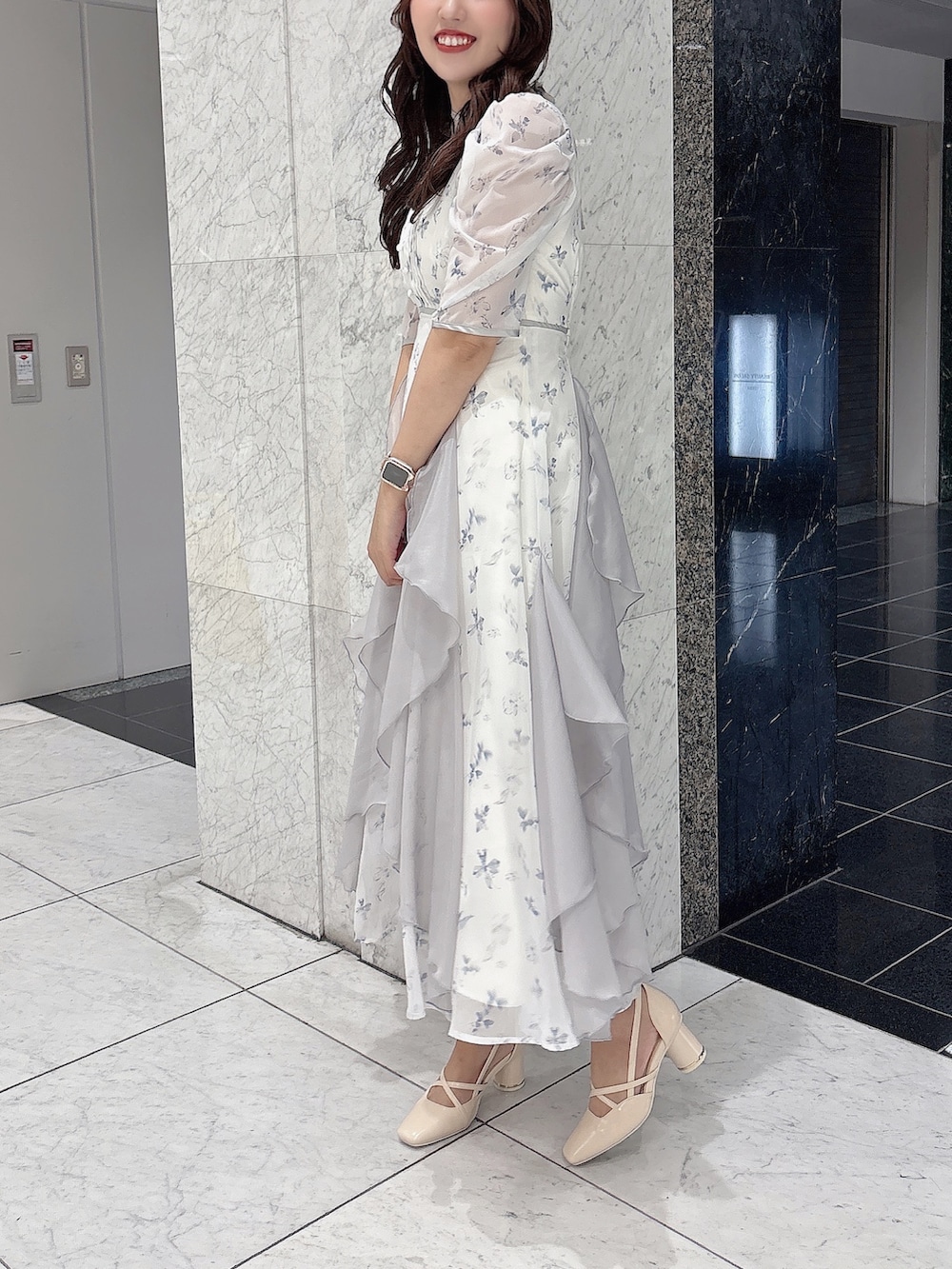 ホワイト系のサンダル、ホワイト系のワンピース、ベージュ系のトレンチコートを着用したレディースの春コーディネートの3枚目の写真