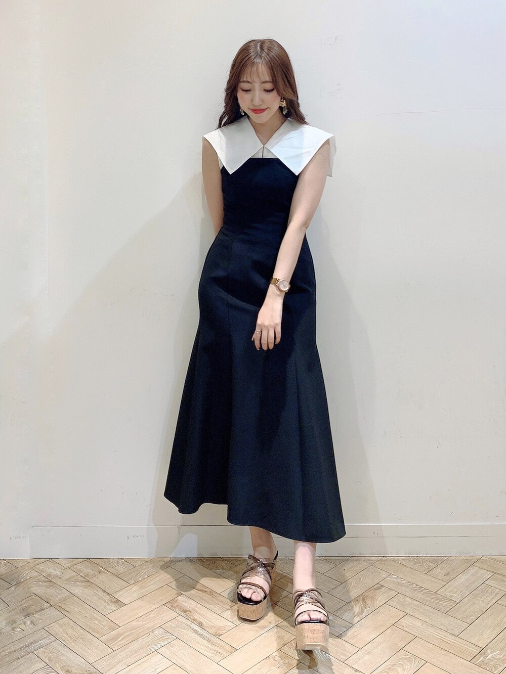 ブラック系のワンピース、ブラック系のサンダルを着用したレディースの春コーディネートの2枚目の写真