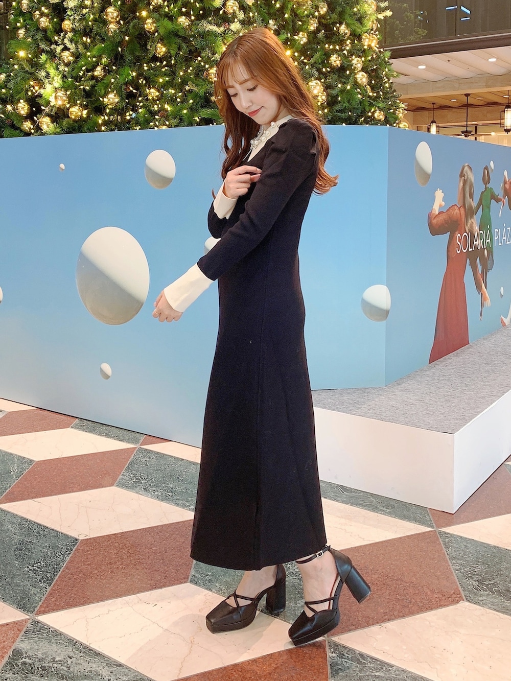 ブラック系のパンプス、ブラック系のワンピース、ベージュ系のその他アウターを着用したレディースの秋コーディネートの4枚目の写真