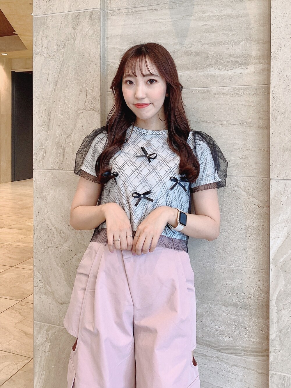 ピンク系のカーゴパンツ、ブラック系のTシャツ/カットソー、シルバー系のパンプスを着用したレディースの夏コーディネートの5枚目の写真