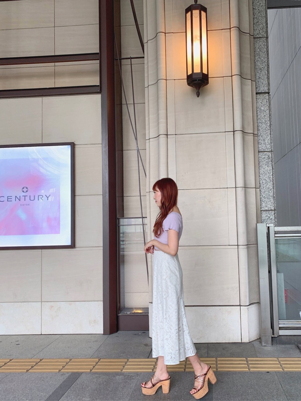「春コーデ、マーキュリーデュオ、MERCURYDUO、デートコーデ、キレイめ、フェミニン、大人フェミニン、夏コーデ、デート、女子会、スカート、スカートコーデ、ピンク」|「MERCURYDUOのサイドレースアップマクラメ編みバッグ(ハンドバッグ、ホワイト系)」を使った、airiさん(レディース・159cm)の春コーディネートの4枚目の写真