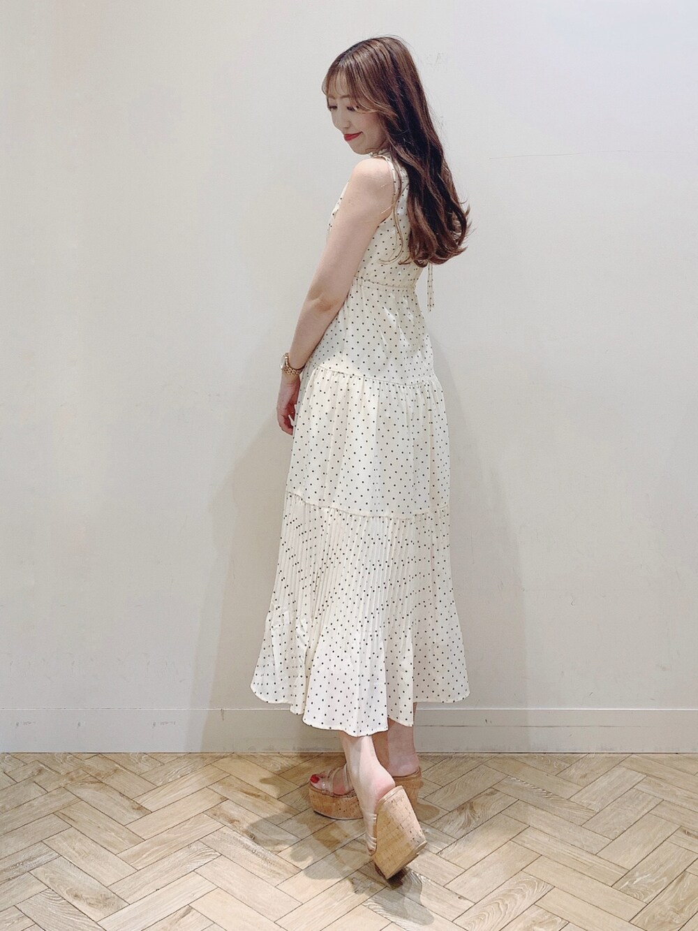 ベージュ系のワンピース、その他のサンダルを着用したレディースの夏コーディネートの3枚目の写真