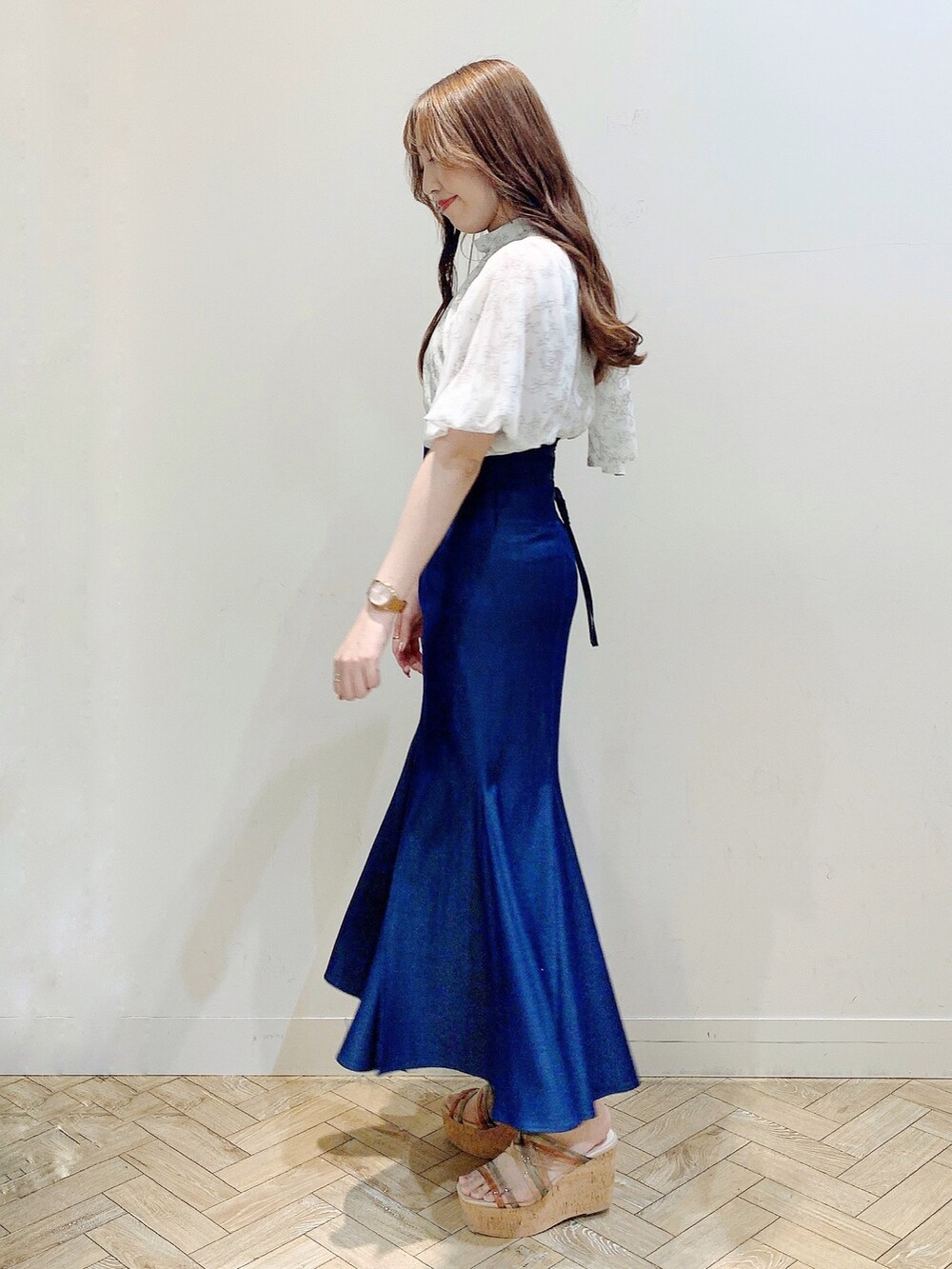 ブルー系のスカート、ベージュ系のシャツ/ブラウス、その他のサンダルを着用したレディースの夏コーディネートの4枚目の写真