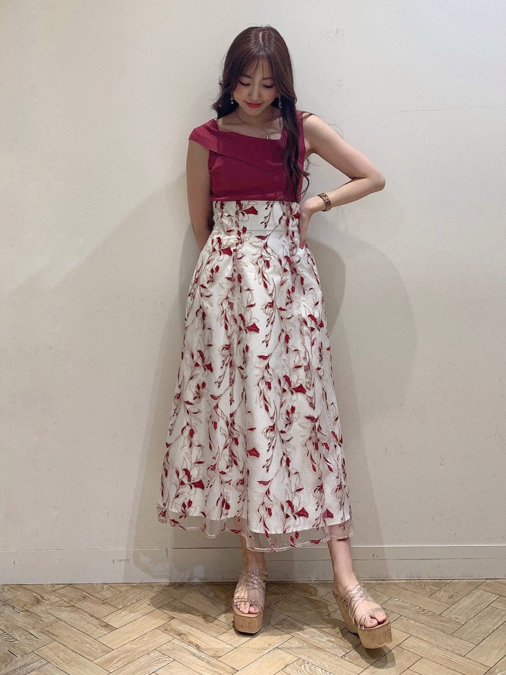 レッド系のスカート、ピンク系のニット/セーター、その他のサンダルを着用したレディースの春コーディネートの2枚目の写真