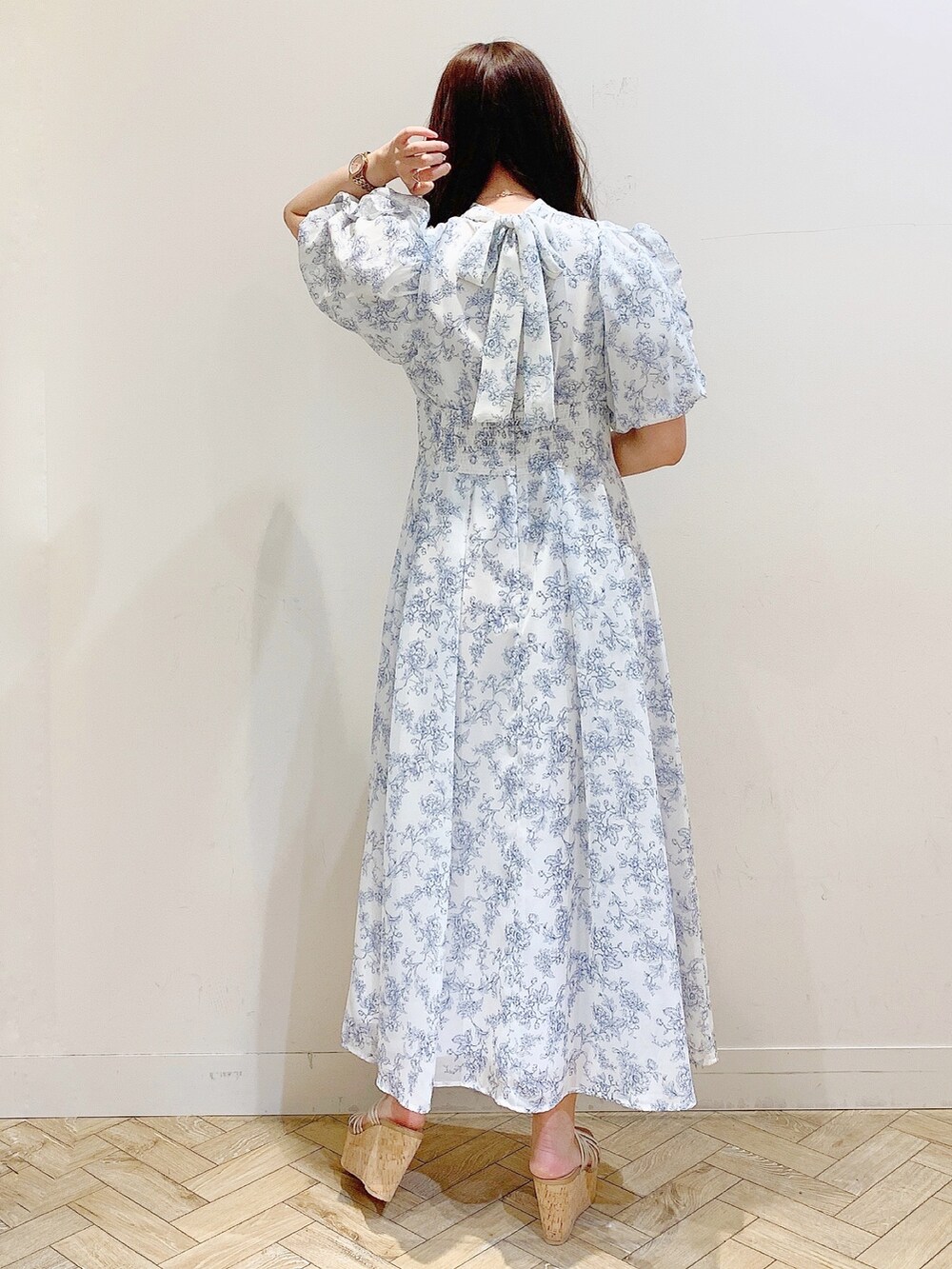 ブルー系のワンピース、その他のサンダルを着用したレディースの春コーディネートの6枚目の写真