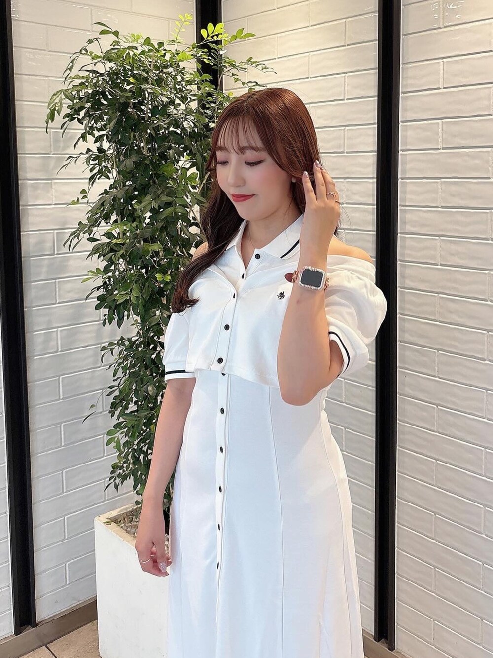 ホワイト系のワンピース、ホワイト系のサンダルを着用したレディースの夏コーディネートの5枚目の写真