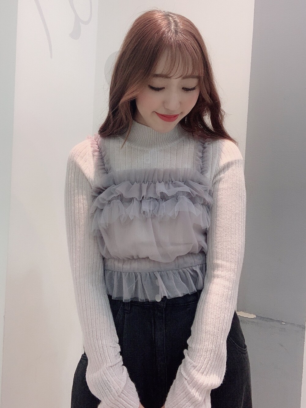 ブラック系のデニムパンツ、ブラック系のパンプス、グレー系のニット/セーターを着用したレディースの秋コーディネートの7枚目の写真