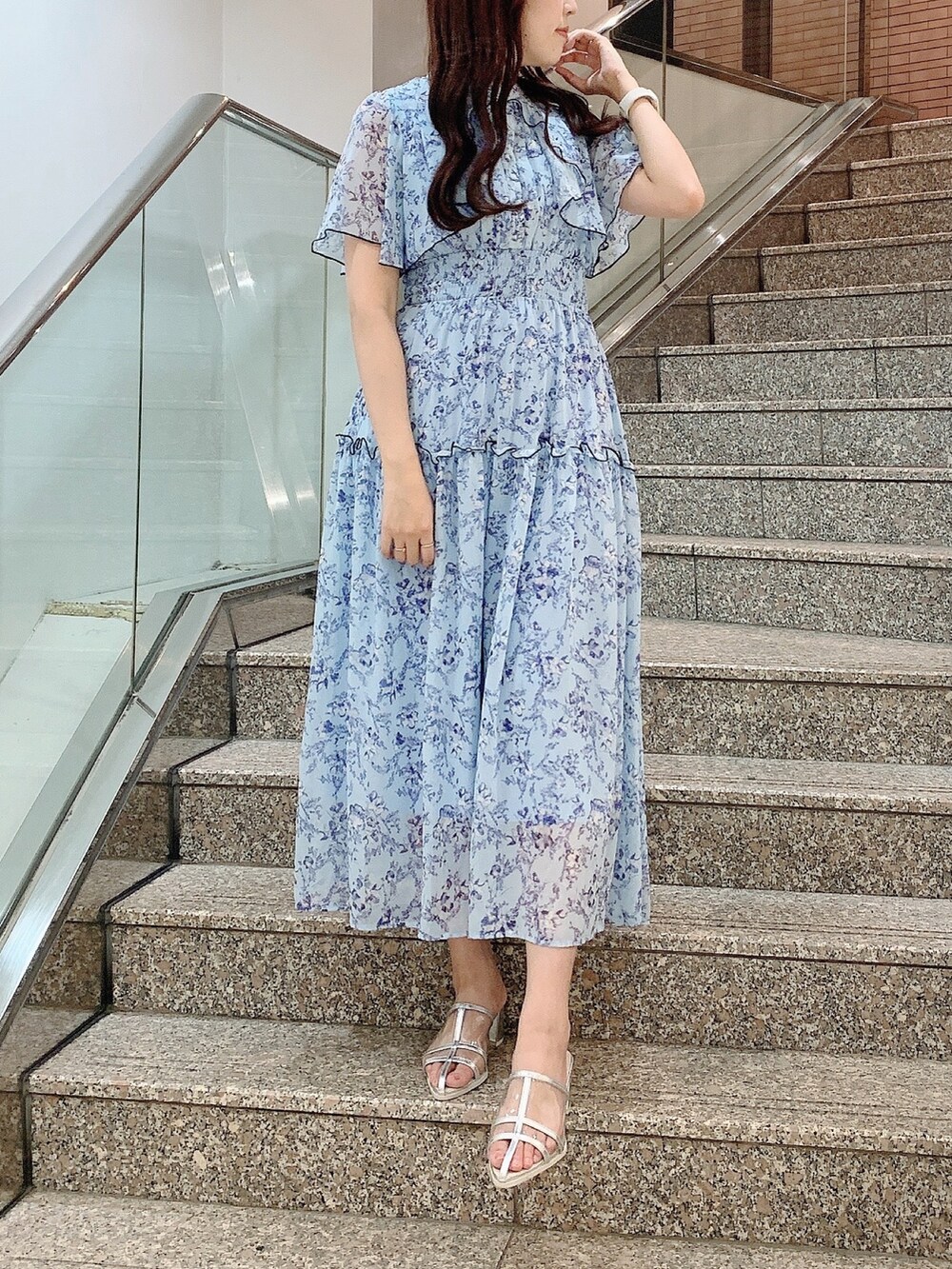 ブルー系のワンピース、シルバー系のパンプスを着用したレディースの夏コーディネートの5枚目の写真