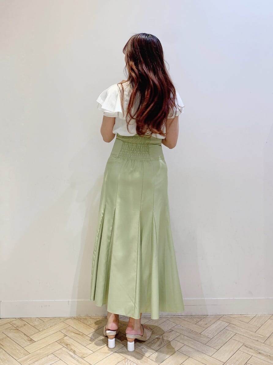 ホワイト系のシャツ/ブラウス、グリーン系のスカート、ベージュ系のサンダルを着用したレディースの夏コーディネートの3枚目の写真