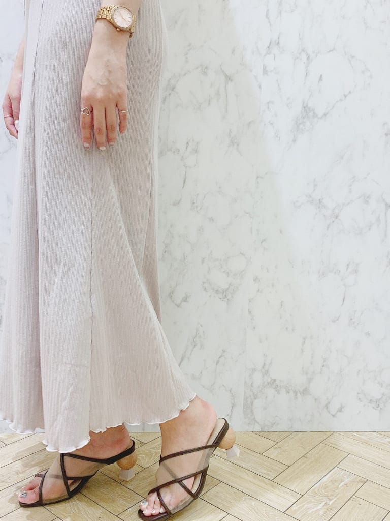 ホワイト系のシャツ/ブラウス、ブラウン系のサンダルを着用したレディースの夏コーディネートの3枚目の写真