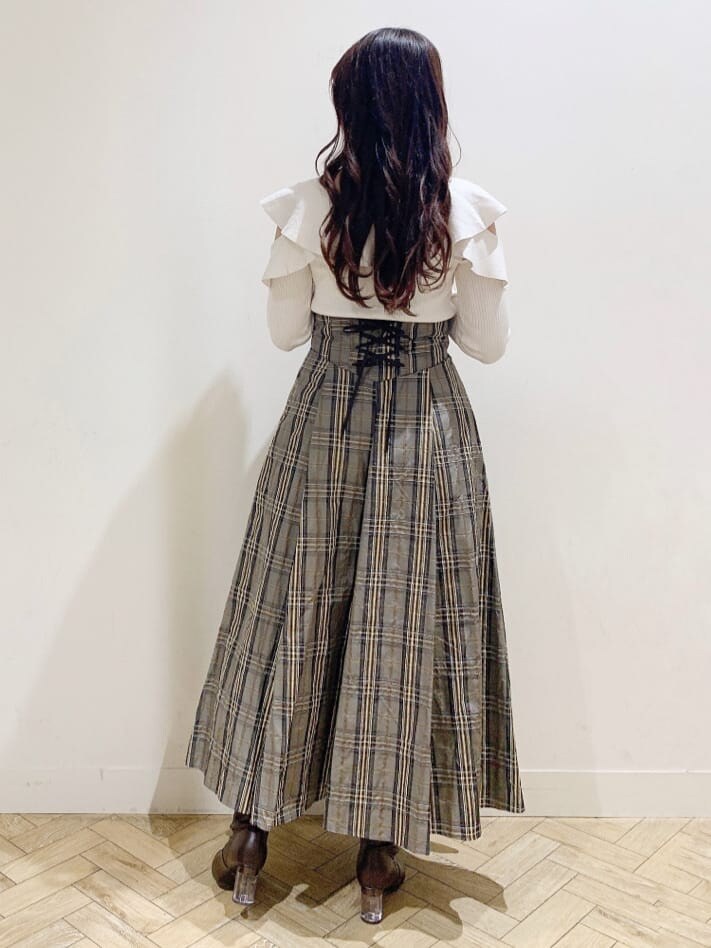 ベージュ系のスカート、ホワイト系のニット/セーター、ベージュ系のスカートを着用したレディースの秋コーディネートの6枚目の写真