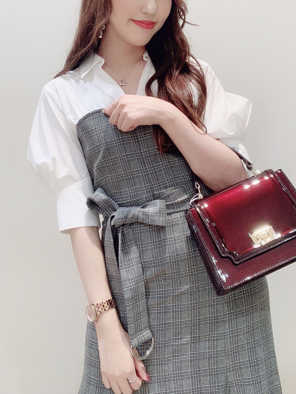 その他のワンピース、ブラウン系のハンドバッグ、ブラック系のブーツを着用したレディースの夏コーディネートの9枚目の写真