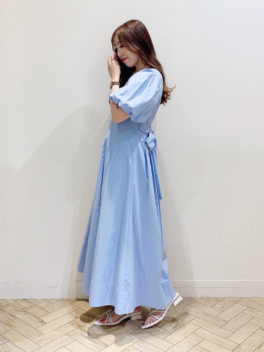 ブルー系のワンピース、ホワイト系のサンダルを着用したレディースの春コーディネートの2枚目の写真