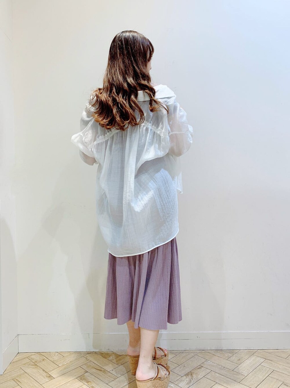 ホワイト系のシャツ/ブラウス、ピンク系のワンピース、ベージュ系のサンダルを着用したレディースの春コーディネートの6枚目の写真