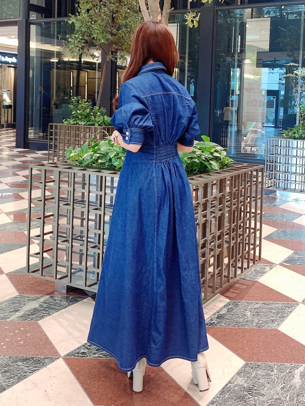 ホワイト系のブーツ、ブルー系のワンピースを着用したレディースの冬コーディネートの6枚目の写真