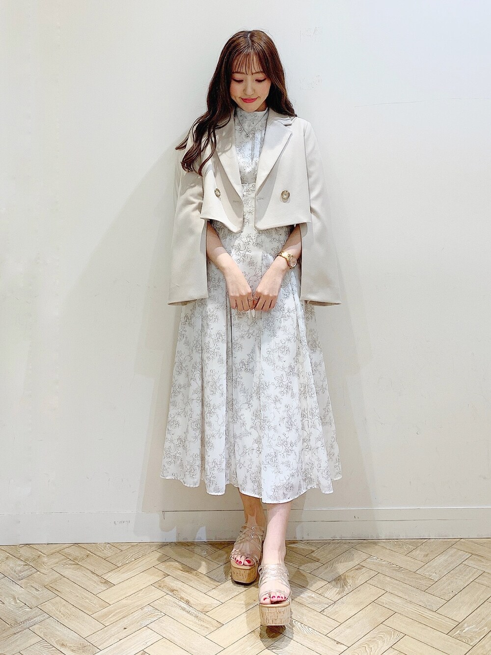 ベージュ系のワンピース、その他のサンダル、ベージュ系のテーラードジャケットを着用したレディースの春コーディネートの6枚目の写真