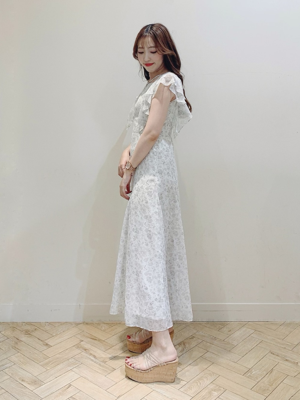 ホワイト系のワンピースを着用したレディースの夏コーディネートの5枚目の写真