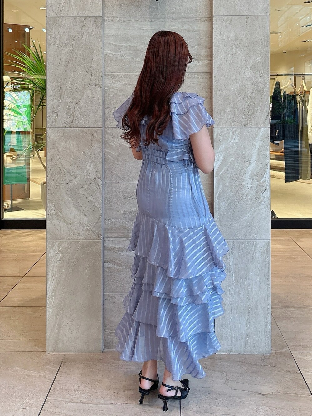 ブルー系のワンピース、ブラック系のパンプスを着用したレディースの春コーディネートの5枚目の写真