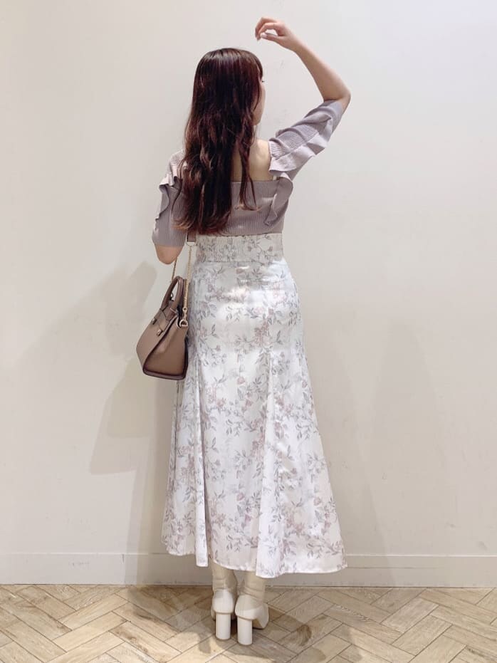 ホワイト系のブーツ、ブラウン系のハンドバッグ、ベージュ系のニット/セーターを着用したレディースの夏コーディネートの6枚目の写真