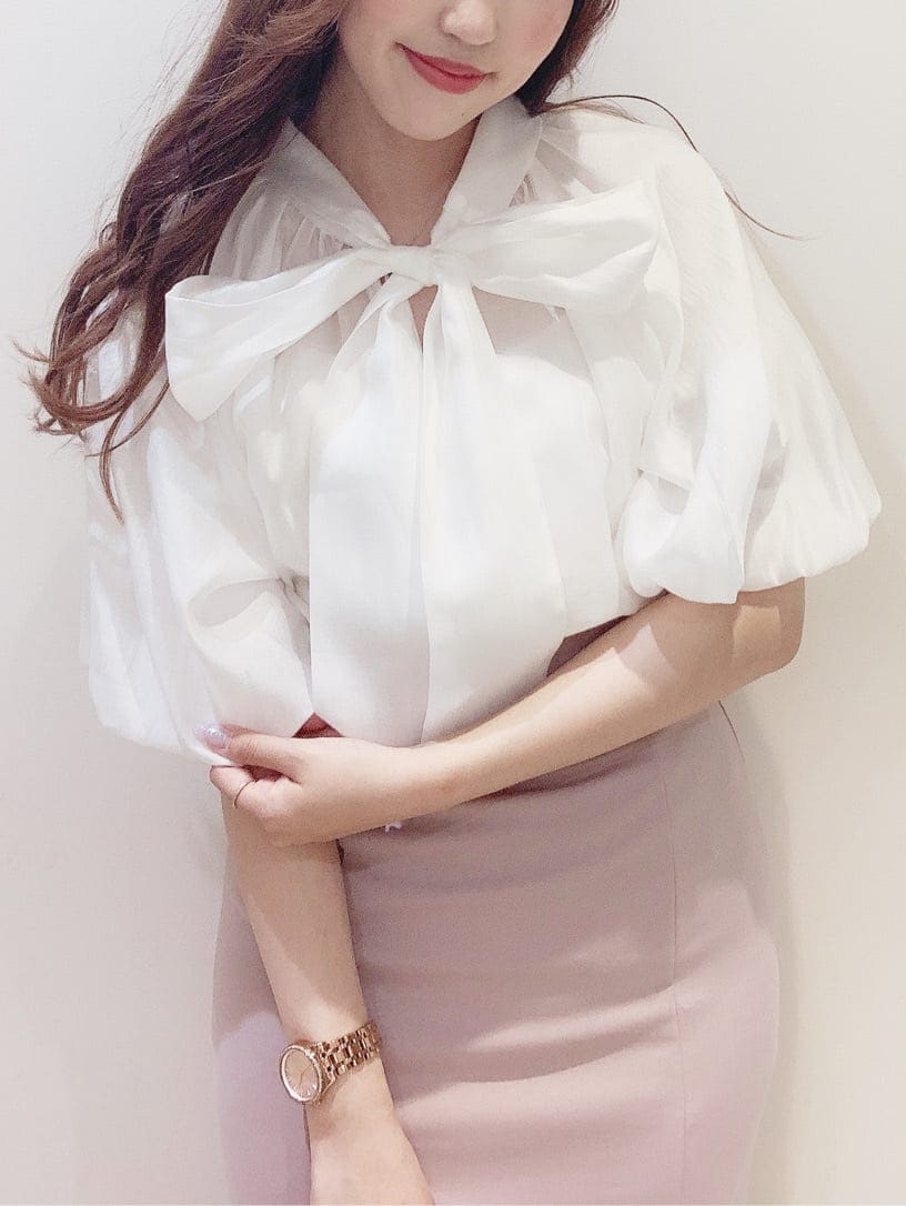 ホワイト系のシャツ/ブラウス、ピンク系のスカート、ホワイト系のサンダルを着用したレディースの春コーディネートの5枚目の写真