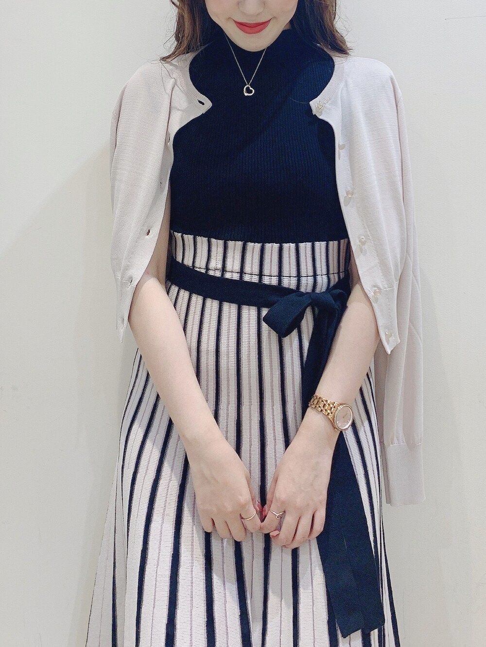 ブラック系のワンピース、その他のサンダル、ベージュ系のカーディガン/ボレロを着用したレディースの夏コーディネートの7枚目の写真