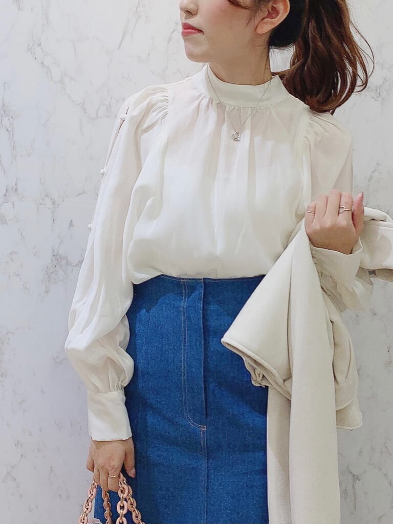 ベージュ系のその他シューズ、ブルー系のスカート、ホワイト系のシャツ/ブラウスを着用したレディースの冬コーディネートの4枚目の写真