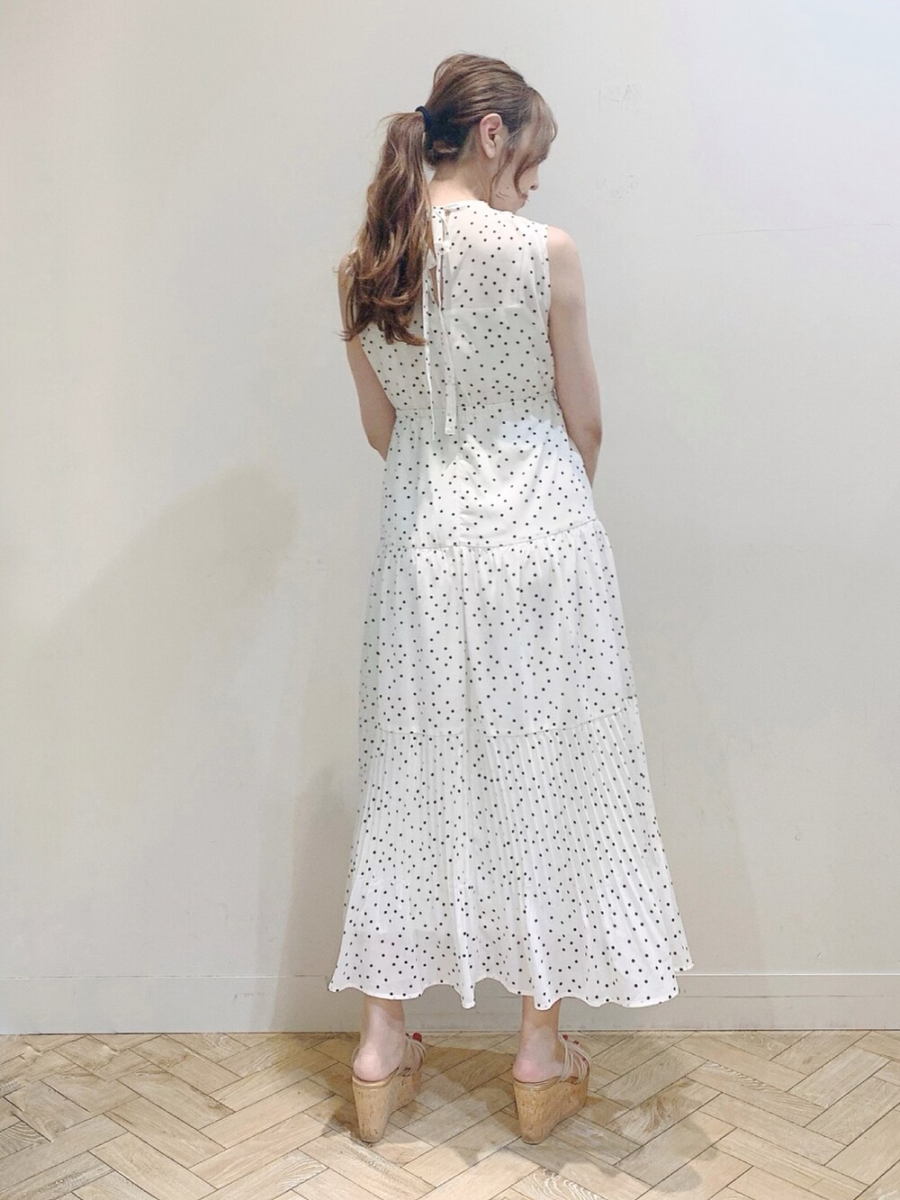 ホワイト系のワンピース、その他のサンダルを着用したレディースの夏コーディネートの4枚目の写真