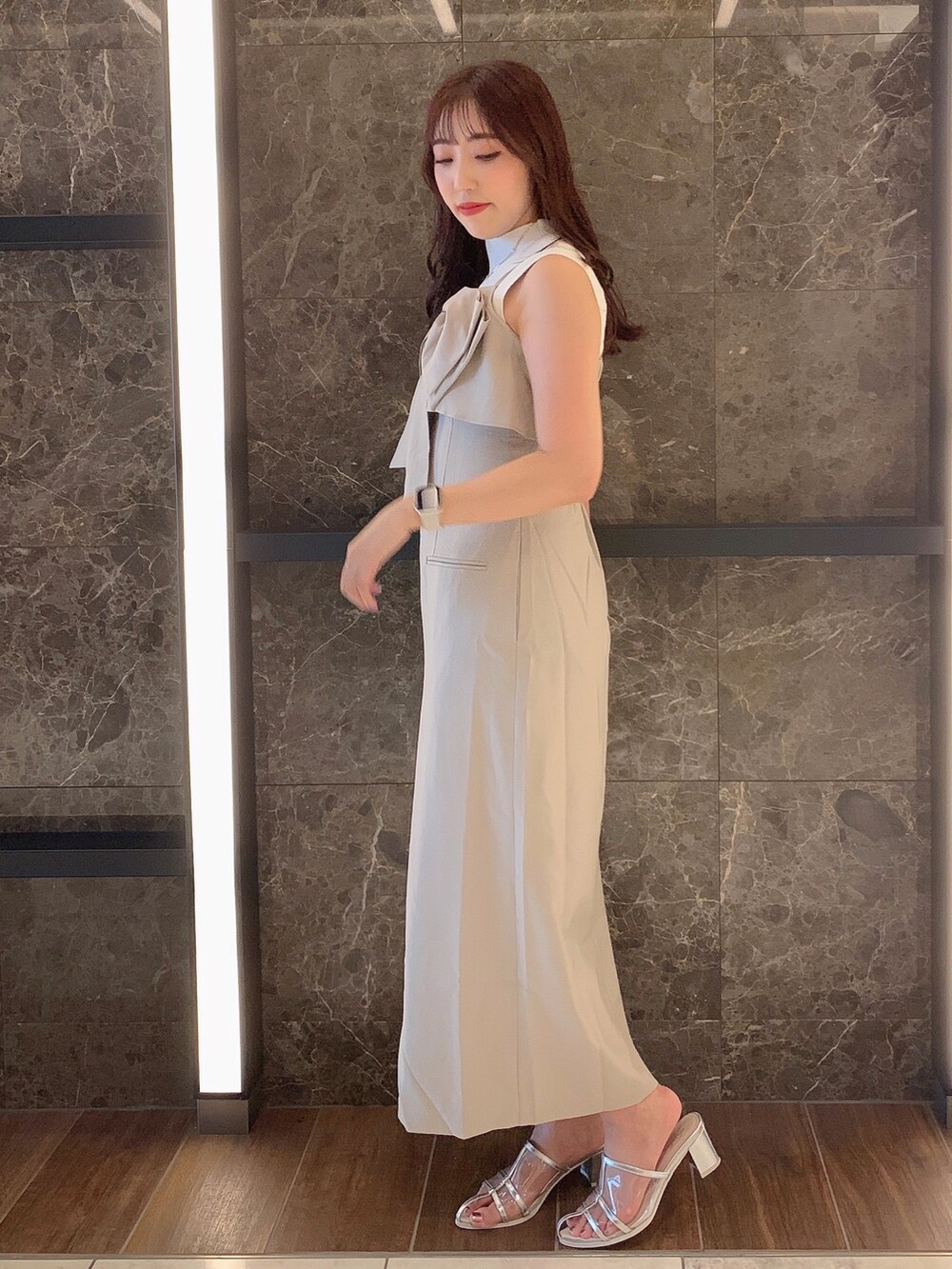 シルバー系のパンプス、ベージュ系のワンピース、ホワイト系のニット/セーターを着用したレディースの夏コーディネートの5枚目の写真