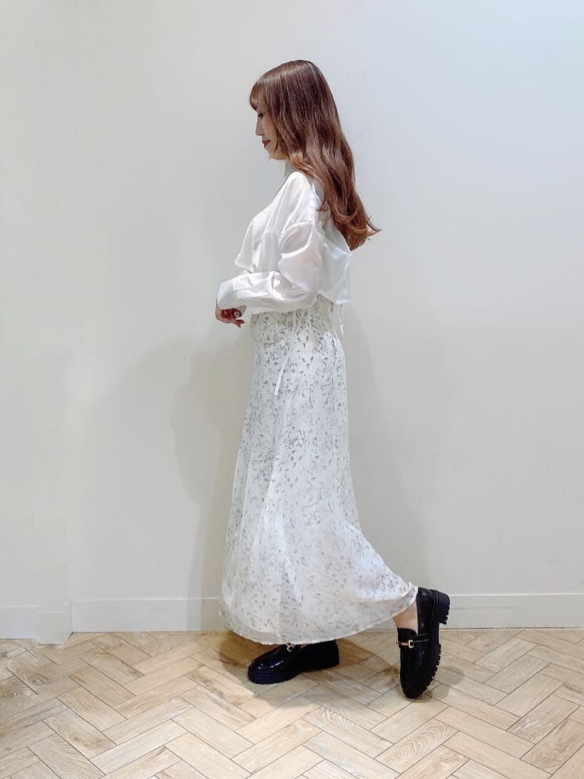 ホワイト系のワンピース、ブラウン系のローファーを着用したレディースの夏コーディネートの4枚目の写真