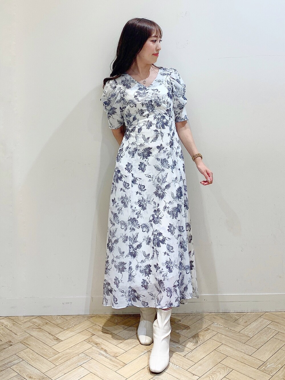 ホワイト系のワンピース、イエロー系のトレンチコートを着用したレディースの冬コーディネートの3枚目の写真