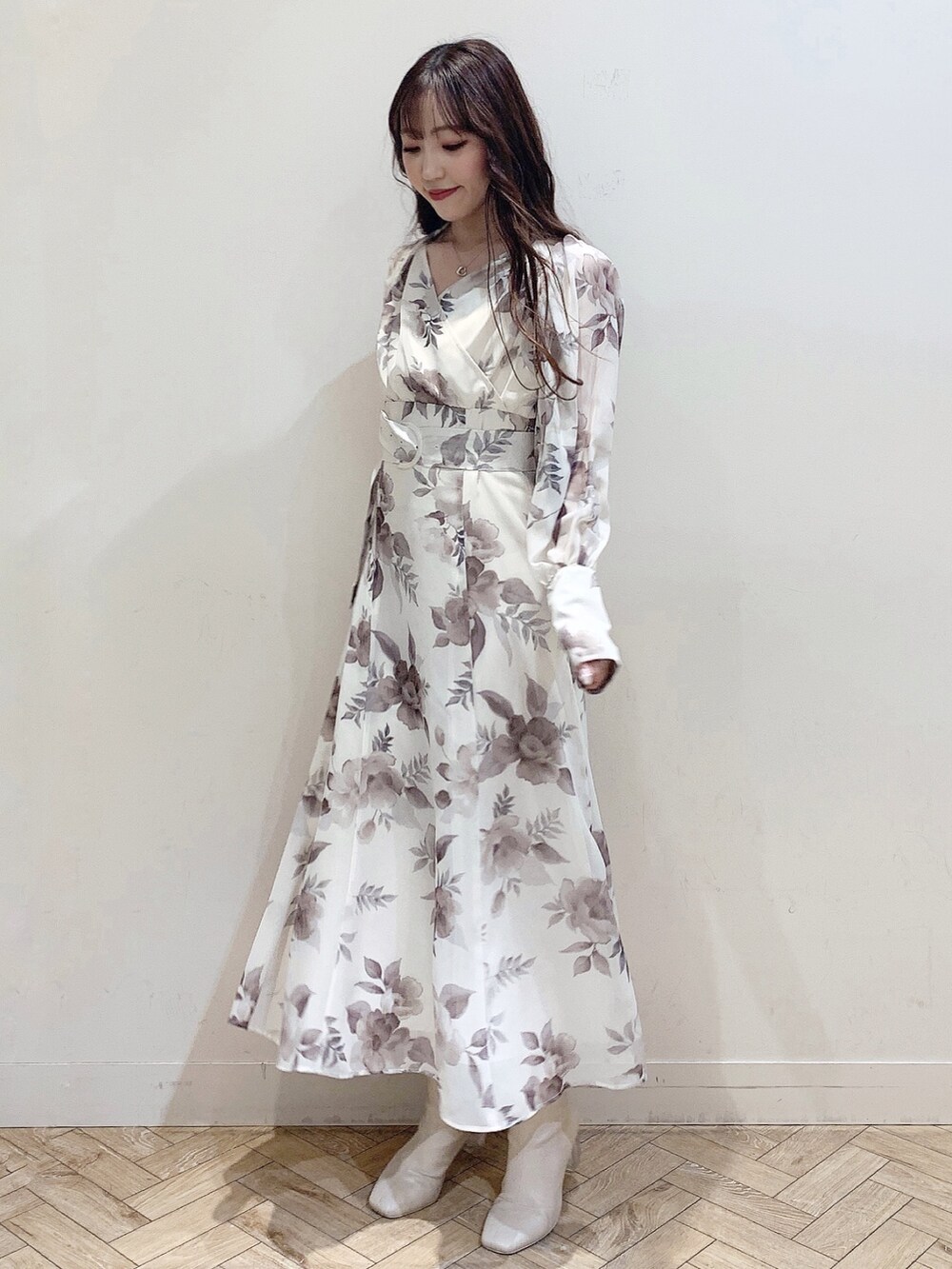 ホワイト系のブーツ、ホワイト系のワンピースを着用したレディースの冬コーディネートの4枚目の写真