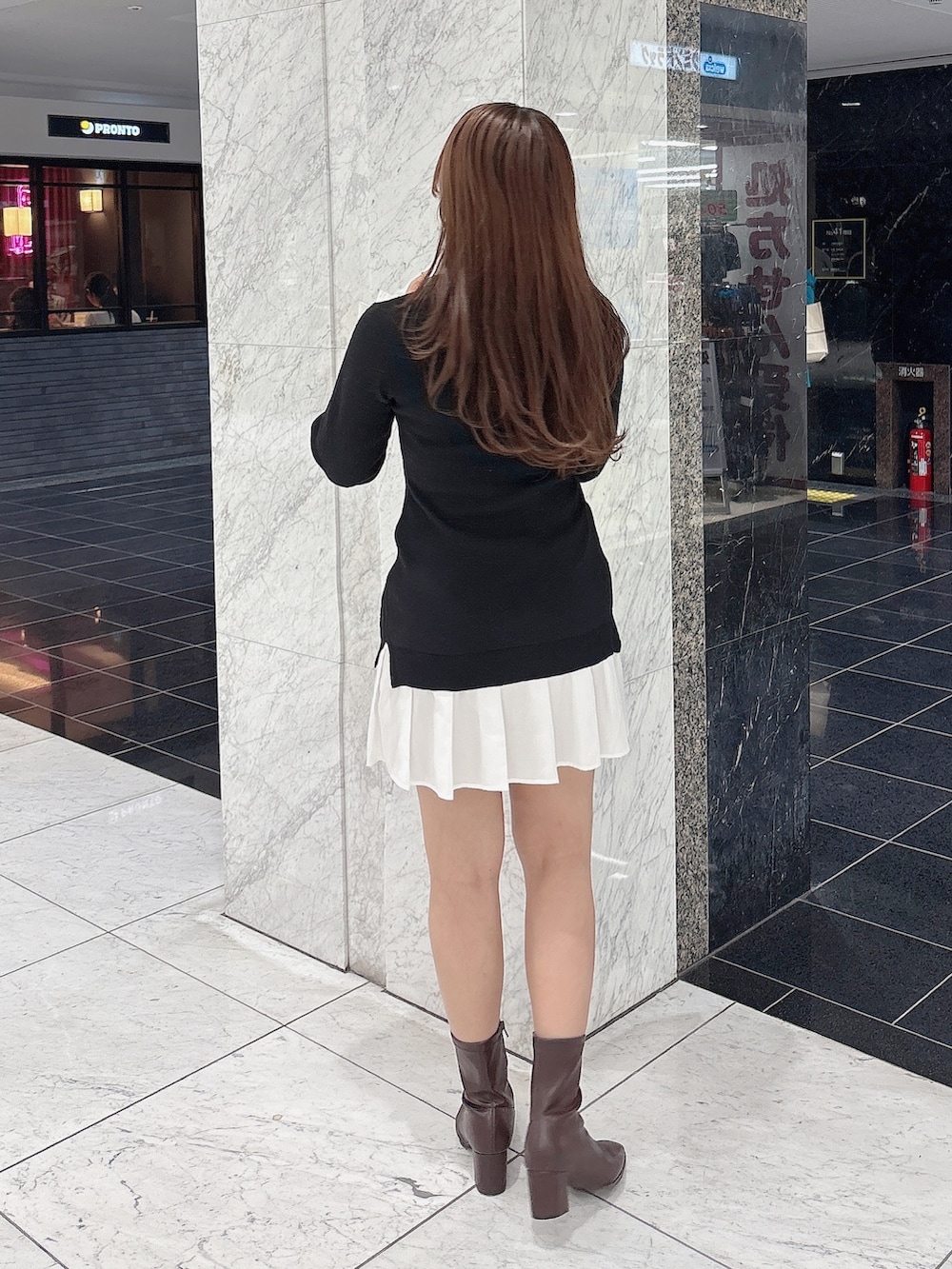 ブラック系のワンピース、ブラウン系のブーツを着用したレディースの秋コーディネートの6枚目の写真