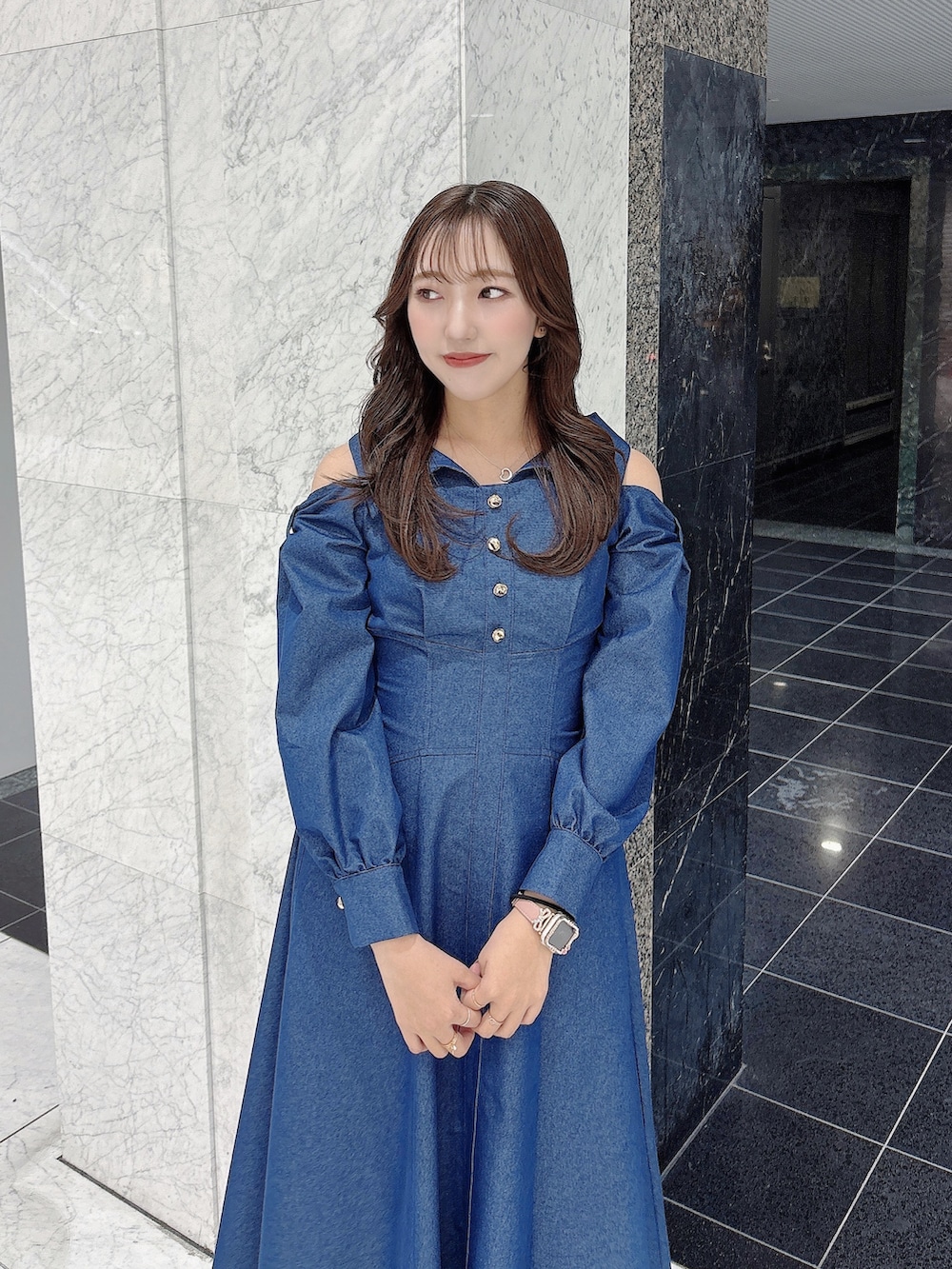 ブルー系のワンピース、ブラック系のブーツを着用したレディースの冬コーディネートの6枚目の写真