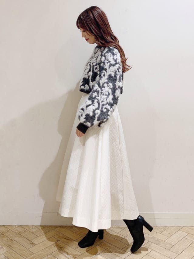 ホワイト系のスカート、ホワイト系のスカート、ブラウン系のニット/セーターを着用したレディースの秋コーディネートの5枚目の写真