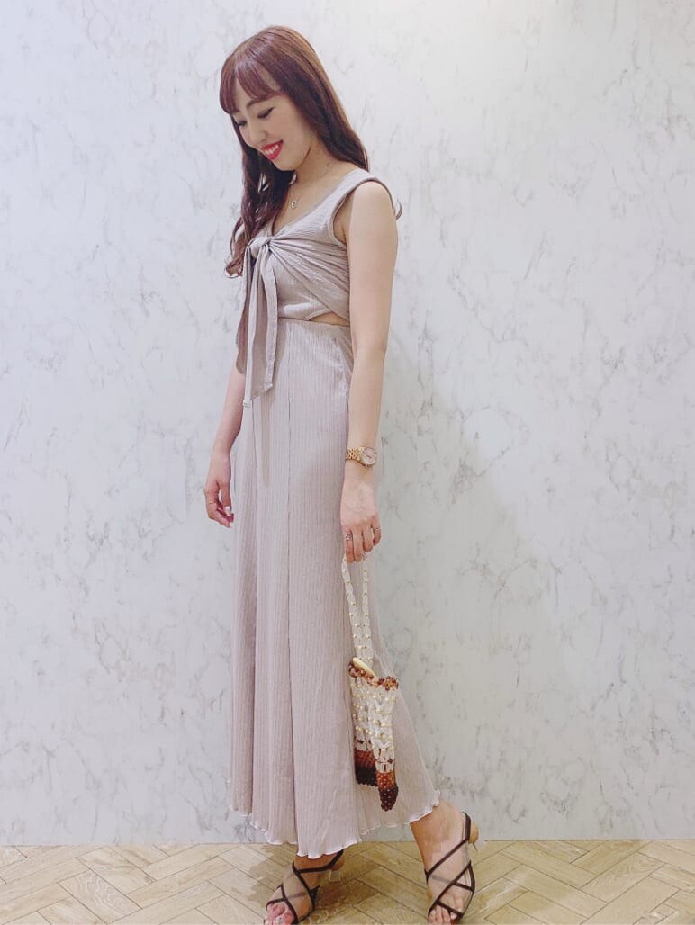 ホワイト系のシャツ/ブラウス、ブラウン系のサンダルを着用したレディースの夏コーディネートの2枚目の写真