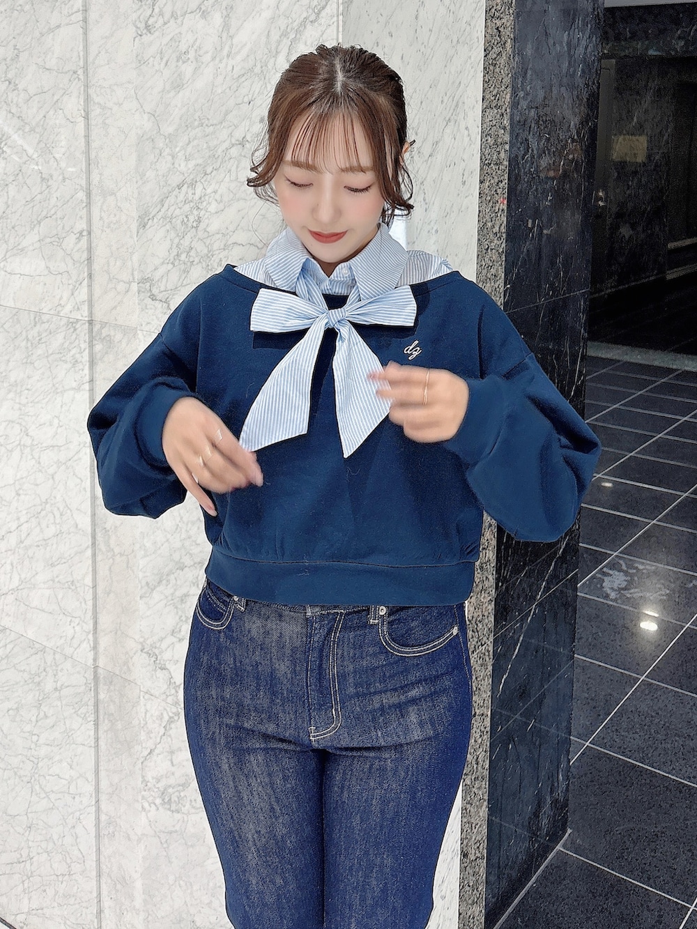 ブルー系のデニムパンツ、ブルー系のスウェットを着用したレディースの冬コーディネートの5枚目の写真