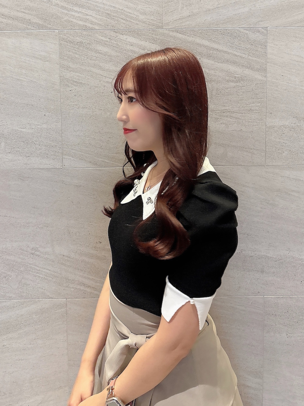 ベージュ系のスカート、その他のニット/セーター、ブラック系のローファーを着用したレディースの春コーディネートの6枚目の写真