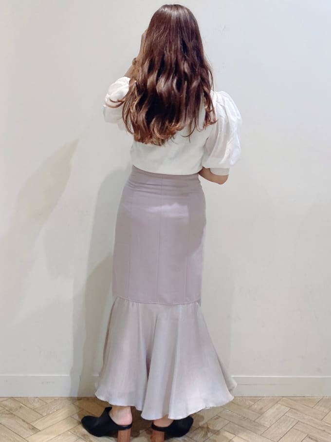 ブラック系のサンダル、ピンク系のスカート、ホワイト系のカーディガン/ボレロを着用したレディースの夏コーディネートの6枚目の写真