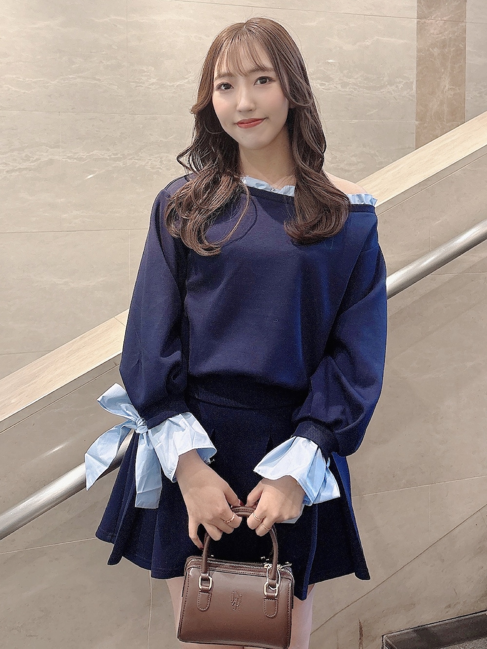 ブルー系のTシャツ/カットソー、ブルー系のスカート、ホワイト系のブーツを着用したレディースの春コーディネートの5枚目の写真