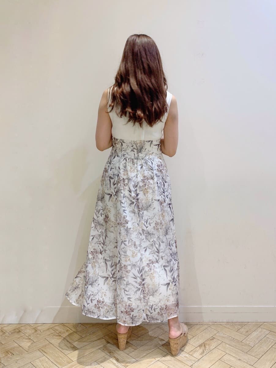 その他のサンダル、ホワイト系のワンピース、ホワイト系のカーディガン/ボレロを着用したレディースの夏コーディネートの6枚目の写真