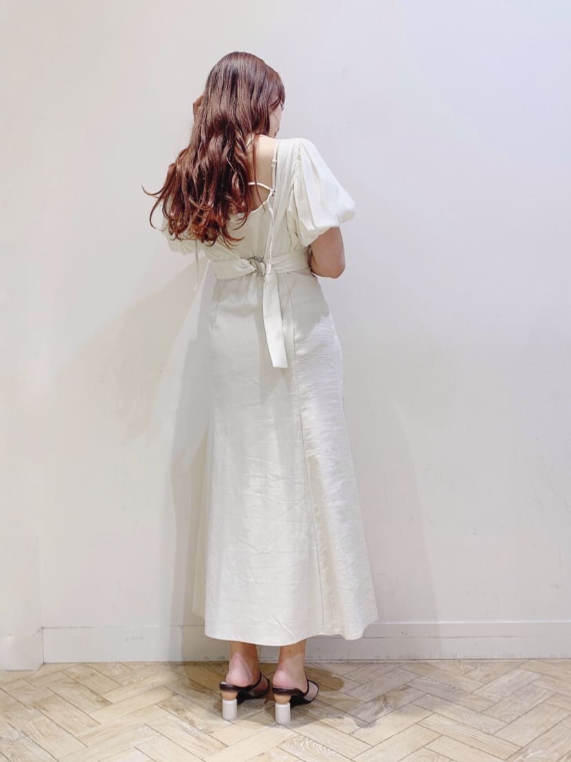 ホワイト系のワンピース、ブラウン系のサンダルを着用したレディースの春コーディネートの5枚目の写真