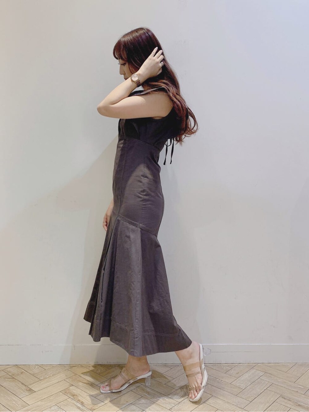 ベージュ系のサンダル、ブラウン系のワンピースを着用したレディースの春コーディネートの3枚目の写真