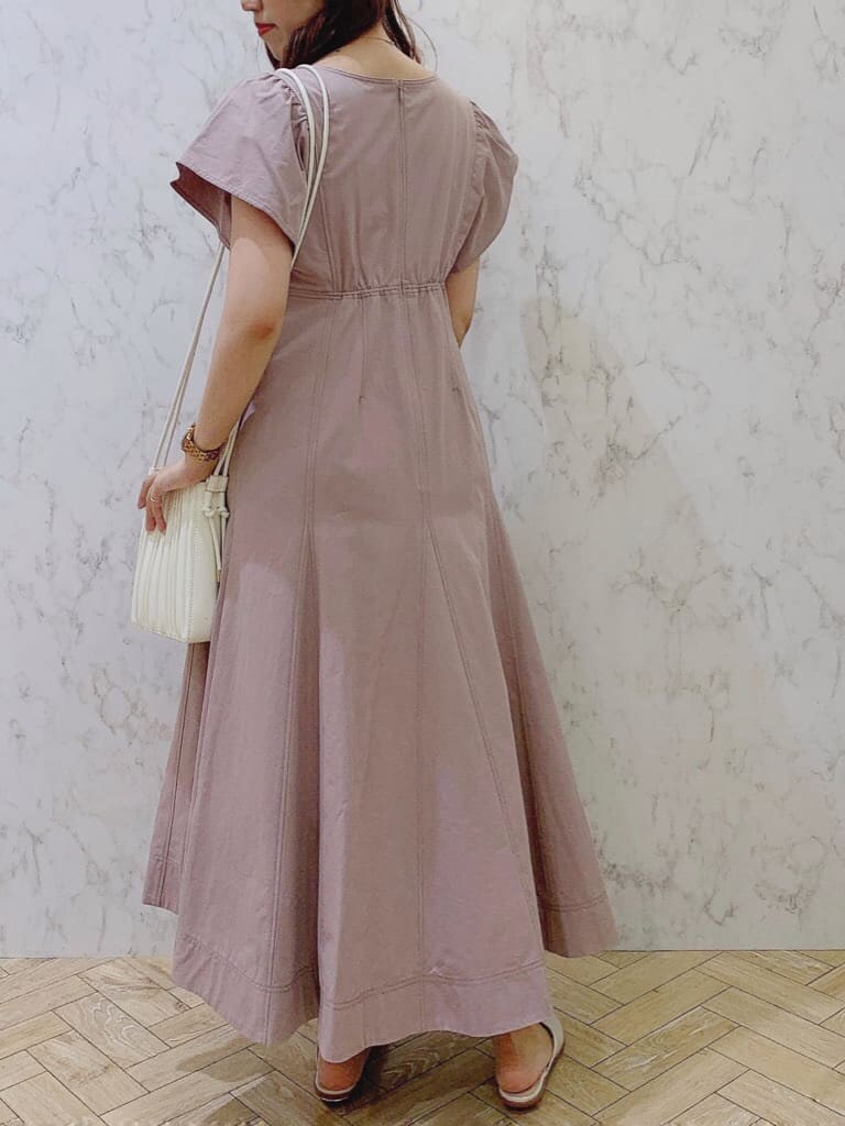 ベージュ系のワンピース、ホワイト系のサンダル、ホワイト系のハンドバッグを着用したレディースの夏コーディネートの5枚目の写真