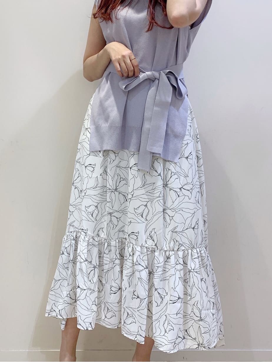 ホワイト系のサンダル、パープル系のワンピースを着用したレディースの夏コーディネートの4枚目の写真