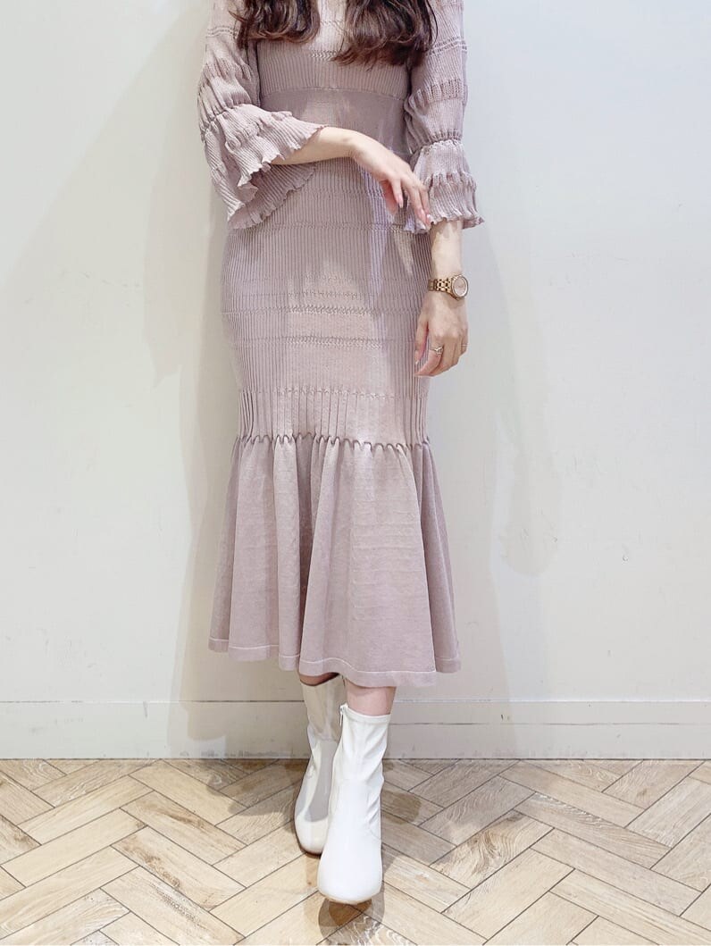 ホワイト系のその他シューズ、ベージュ系のワンピースを着用したレディースの冬コーディネートの4枚目の写真