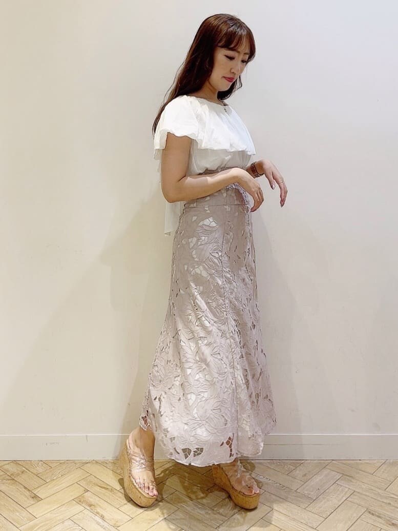 その他のサンダル、ベージュ系のスカート、ホワイト系のシャツ/ブラウスを着用したレディースの夏コーディネートの2枚目の写真