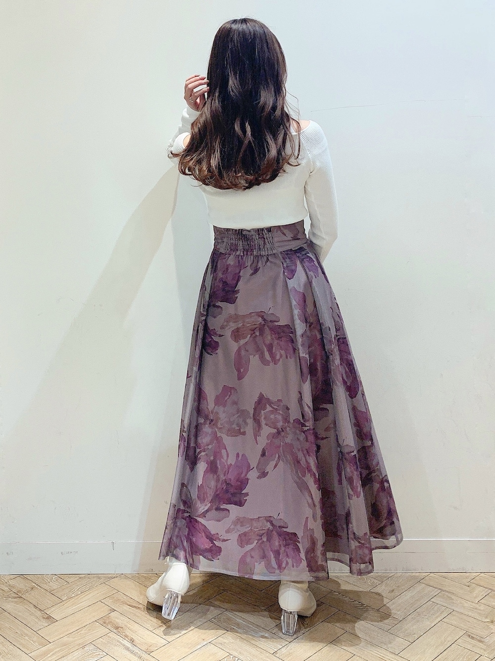 ブラウン系のスカート、ホワイト系のニット/セーター、ホワイト系のハンドバッグを着用したレディースの冬コーディネートの6枚目の写真