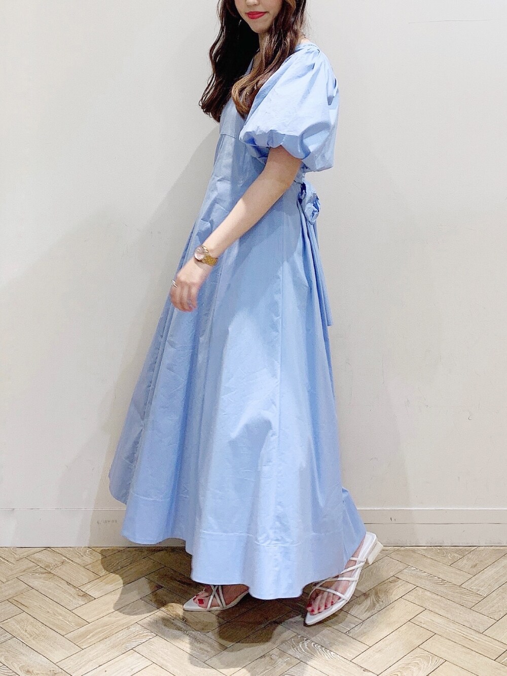 ブルー系のワンピース、ホワイト系のサンダルを着用したレディースの春コーディネートの3枚目の写真