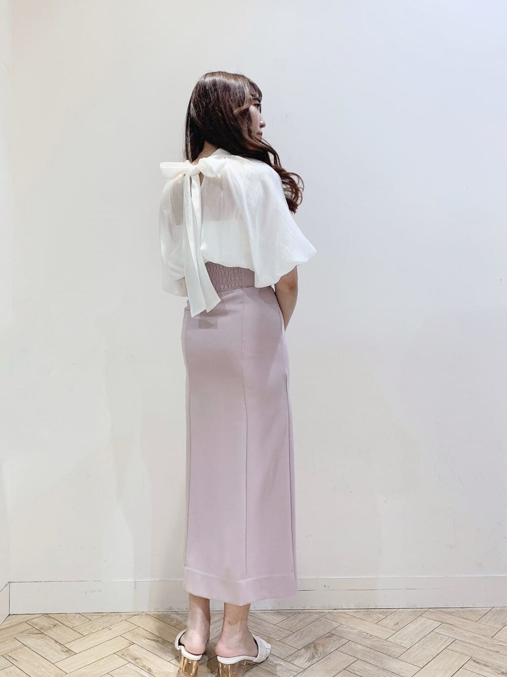 ホワイト系のシャツ/ブラウス、ピンク系のスカート、ホワイト系のサンダルを着用したレディースの春コーディネートの3枚目の写真